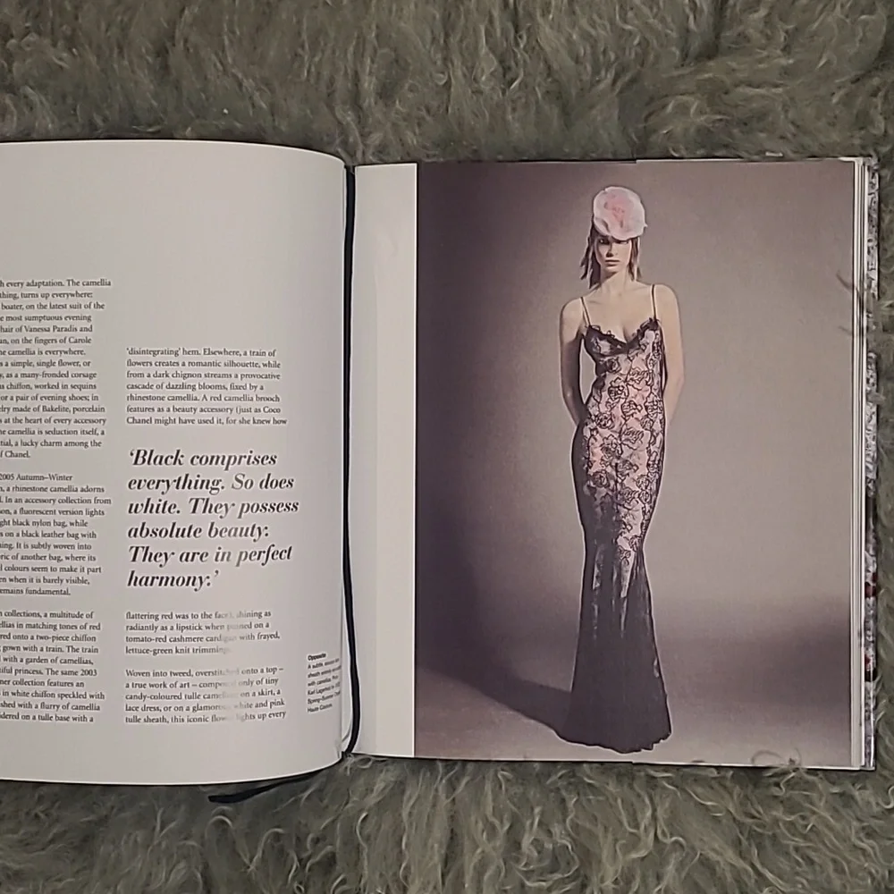 CHANEL COLLECTIONS AND CREATIONS COFFEE TABLE BOOK - Picture 5 of 9
